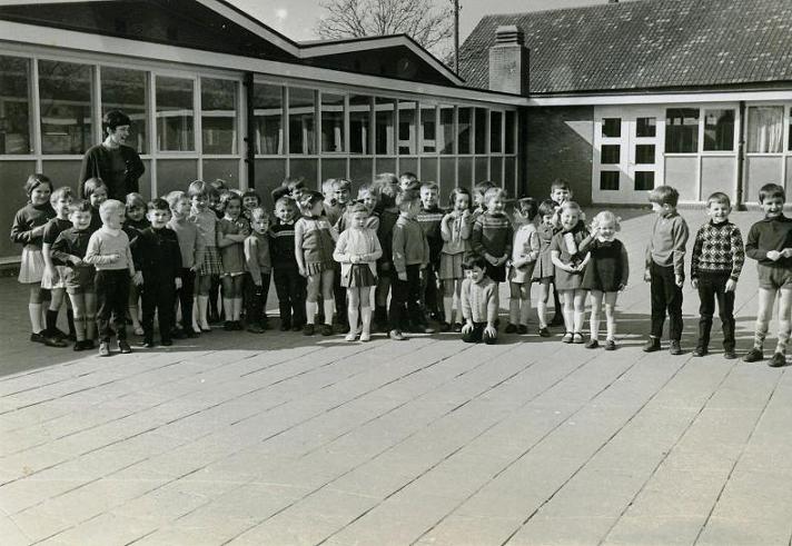 klassefoto waarschijnlijk kleuterklas en/of klas 1 uit 1968.?