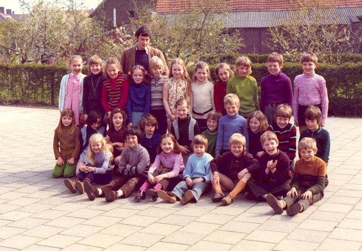 klassefoto waarschijnlijk klas 2 en 3 uit 1972