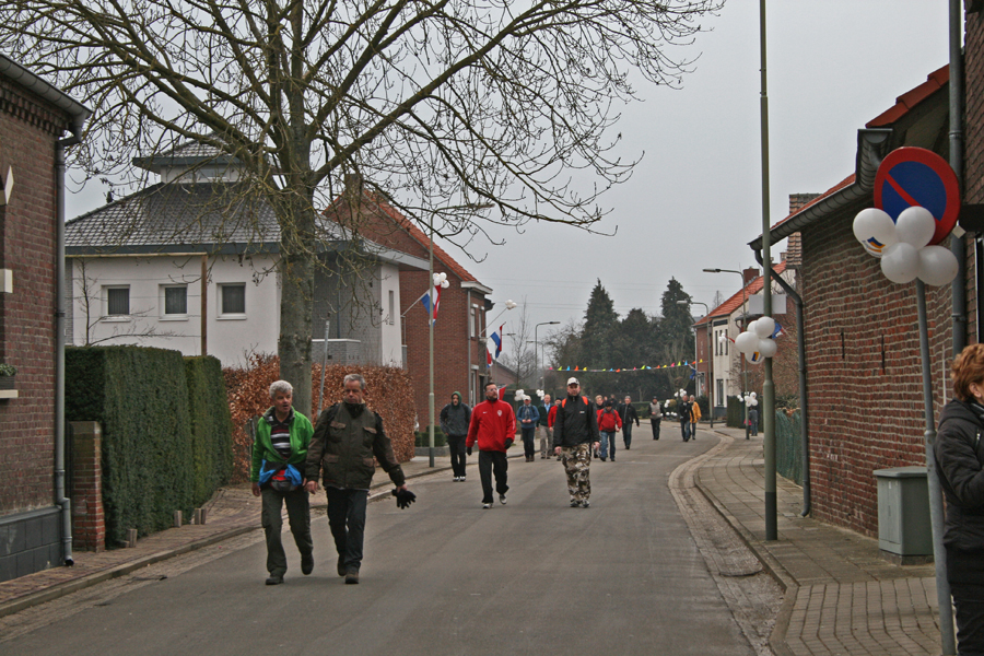 Wandelaars komen via Roosterderweg Dieteren binnen.