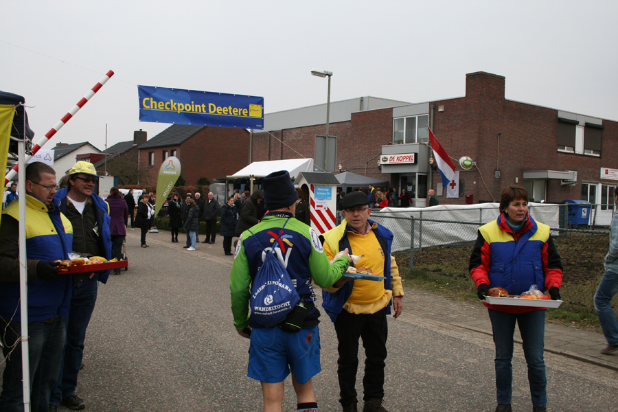 Wandelaars wordt een versnapering aangeboden alvorens ze zich bij Checkpoint Deetere kunnen melden.