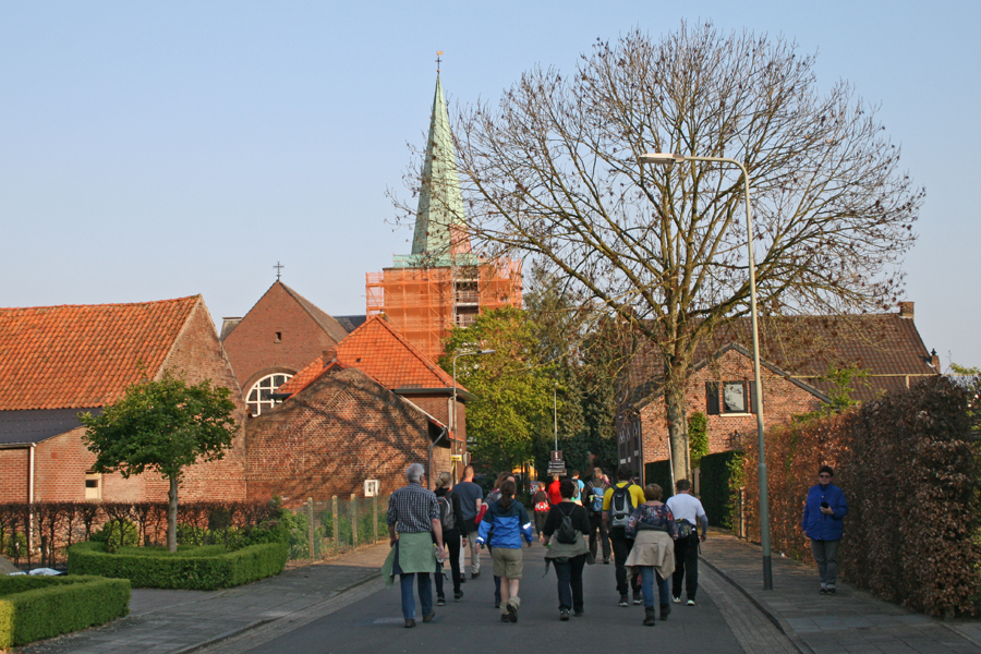 Wandelaars komen via Roosterderweg Dieteren binnen.