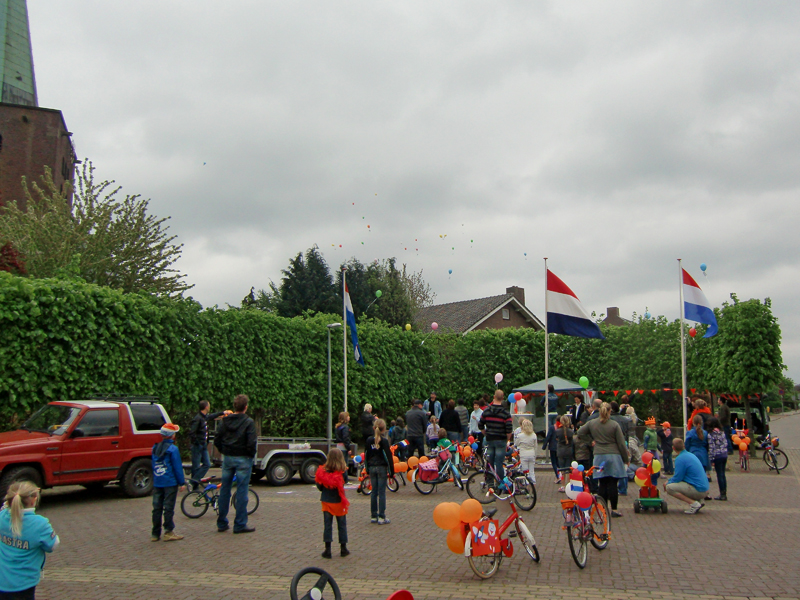 Ballonnen kiezen luchtruim in Deetere en verdwijnen snel uit zicht