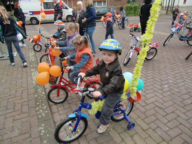 Kinderen verzameld op het Paereplein