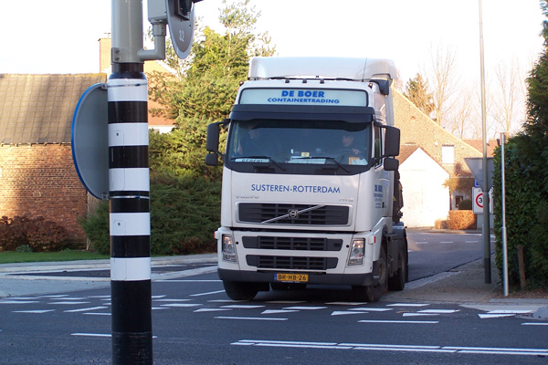 Vrachtwagen komt uit Dieteren en neemt de bocht zeer ruim om richting Roosteren in te draaien.
