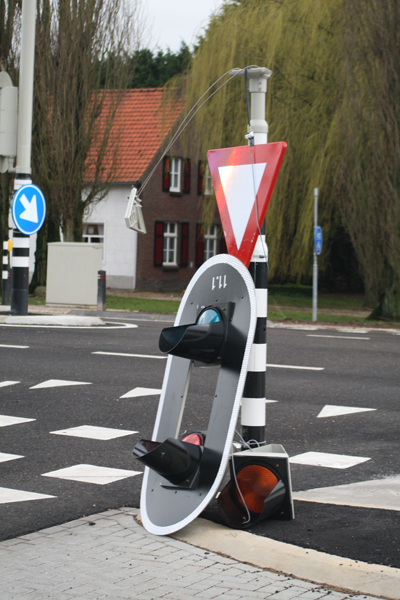 Verkeerslicht bungelt nog aan kabels.