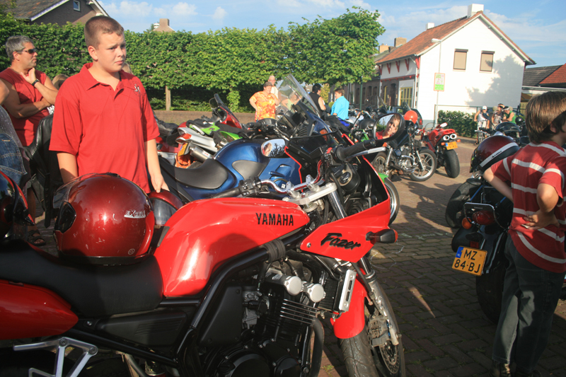 Iedereen is er vroeg bij om op de mooiste, grootste of duurste motor mee te mogen rijden