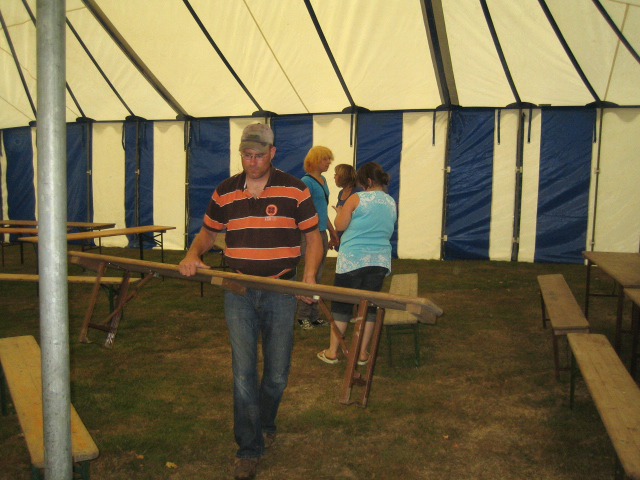 Tent staat recht nu nog banken en tafels neerzetten.   foto: Eric Bocken