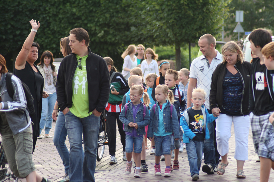 Ouders en kinderen verzamelen zich op de afgesproken plaatsen