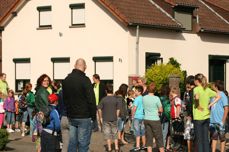 Ouders en kinderen verzamelen zich op de afgesproken plaatsen