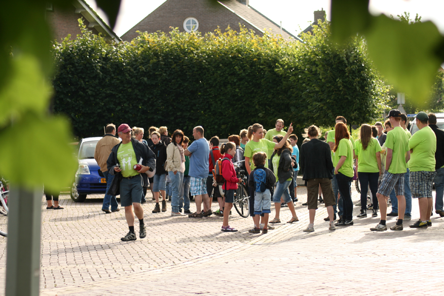 Ouders en kinderen verzamelen zich op de afgesproken plaatsen