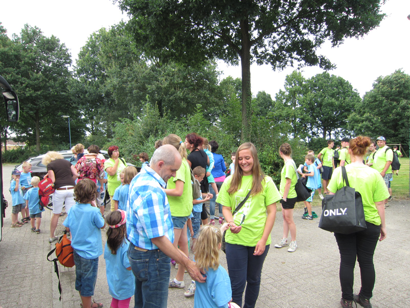 Kinderen worden op eind van de dag door de leiding weer veilig en wel aan de ouders overhandigd. Foto: Eric Bocken