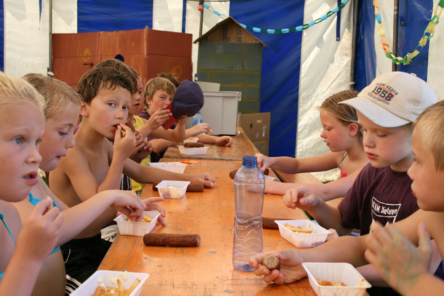 Kinderen smikkelen van de frite