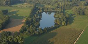 luchtfoto van de visvijver te Dieteren (Ad Storken)