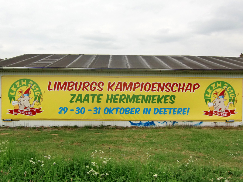 Eerste spandoek opgehangen ter promotie LKZH 2010 in Deetere