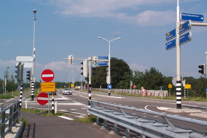 Gevaarlijk rondje kruising voor wandelaars en fietsers.