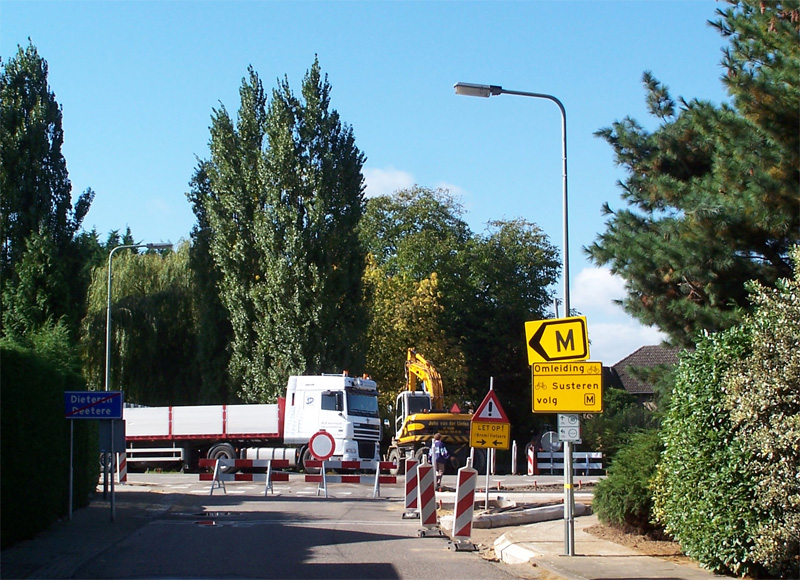 Maaseikerweg afgesloten, hier bij kruispunt met Kerkstraat.