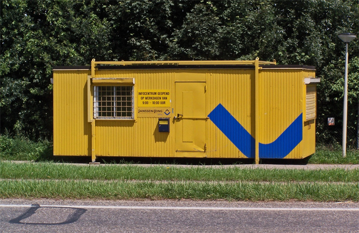 Container met informatiepunt reeds geplaatst aan Maaseikerweg bij sportterrein