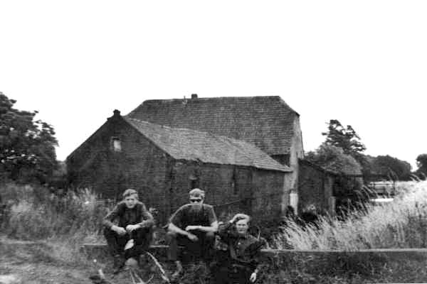 Dieterdermolen met op voorgrond oude brug waarop Albert Mostard, Math Mostard en Quirine Jessen ---  met dank aan: Dhr. M. Mostard