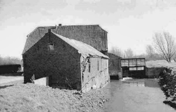 Molen Dieteren met sluis in werking ---  met dank aan: Dhr. M. Mostard