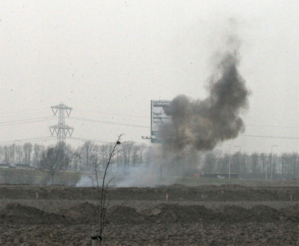 Na de ontploffing stijgt een enorme rookwolk op boven de plek van de explosie.