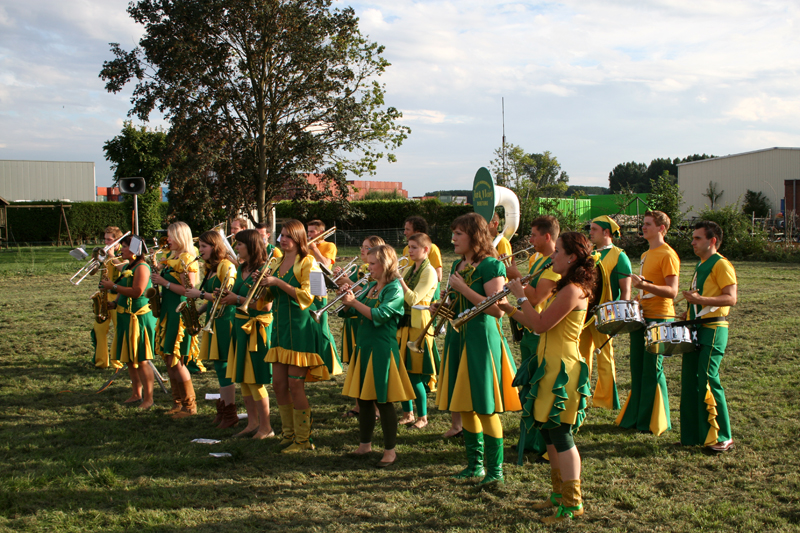 Jonk Vleisj speelt feestelijke muziek tijdens deze feestelijkheid