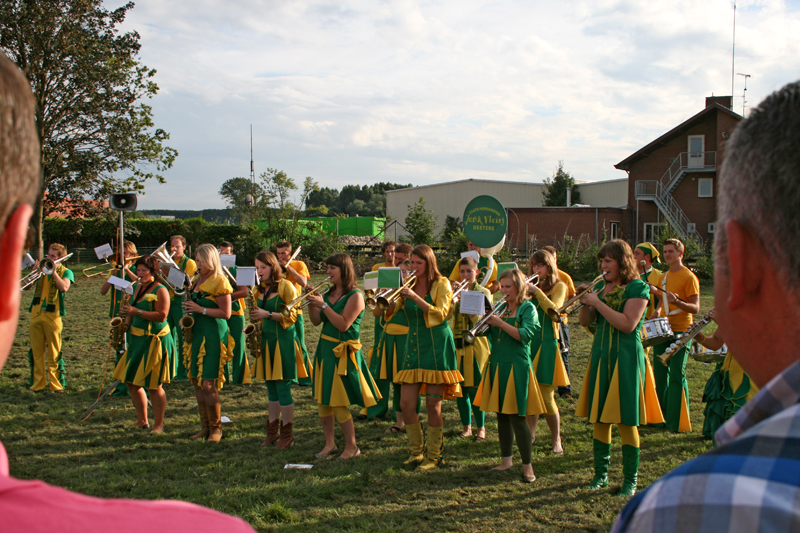 Jonk Vleisj speelt feestelijke muziek tijdens deze feestelijkheid