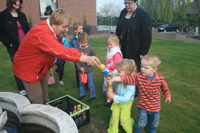 Gevonden eieren inleveren bij tante Marga want iedereen krijgt evenveel eieren en... een chocolade paashaas.