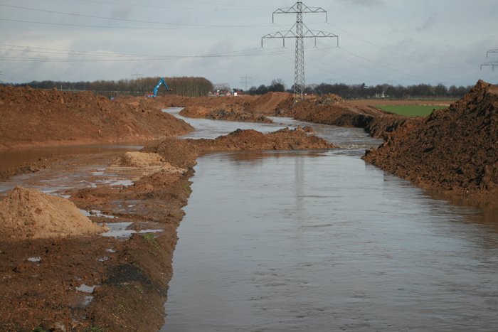 Water stroomt rijkelijk door vloedgraaf