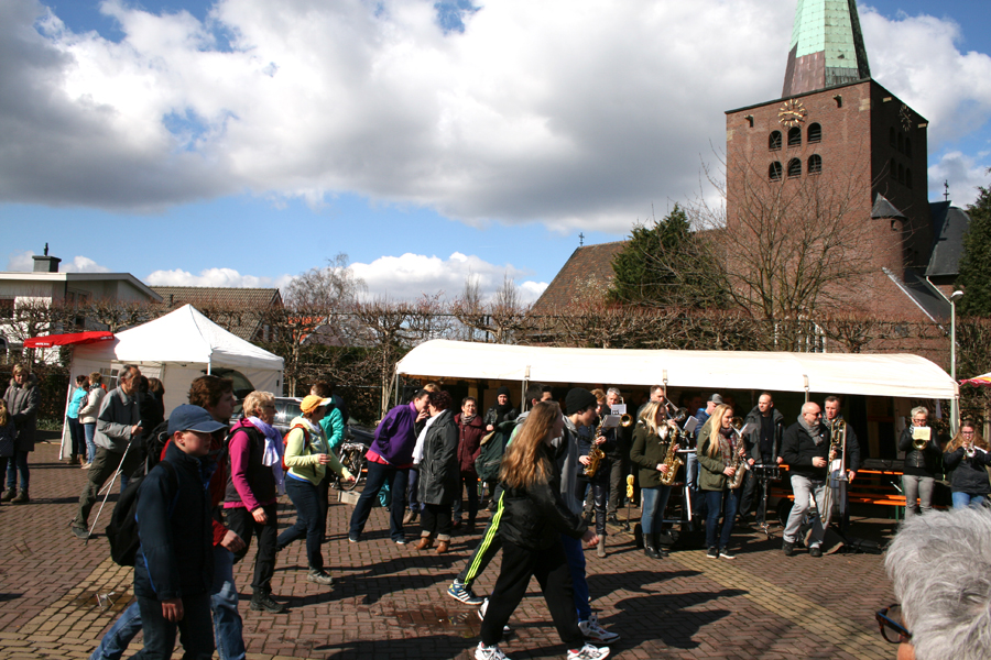 Op paereplein krijgen wandelaars aandacht en levende muziek.