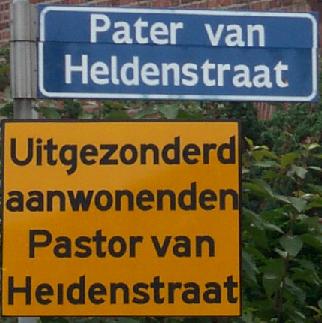 Straatbordje Pater van Heldenstraat en bord wegenbouwers Pastor van Heldenstraat