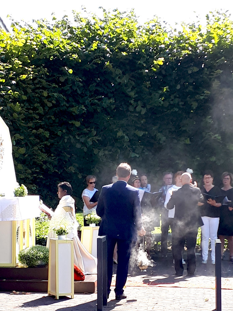 Plechtigheid bij rustaltaar Paereplein