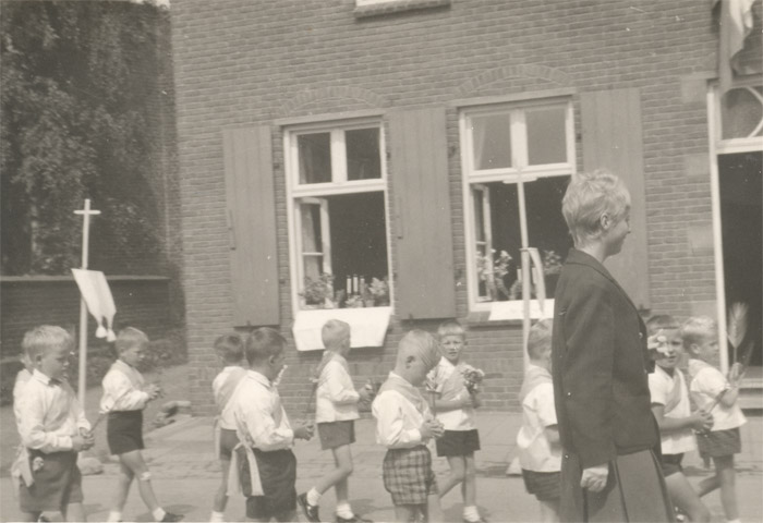 kleuterklas tijdens de sacramentsprocessie in juni 1963