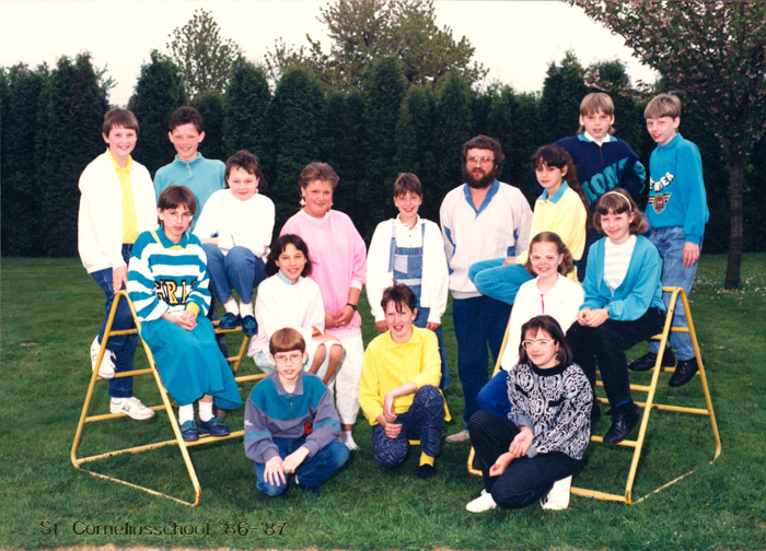 Klassefoto 1986-1987 groep 7 en 8