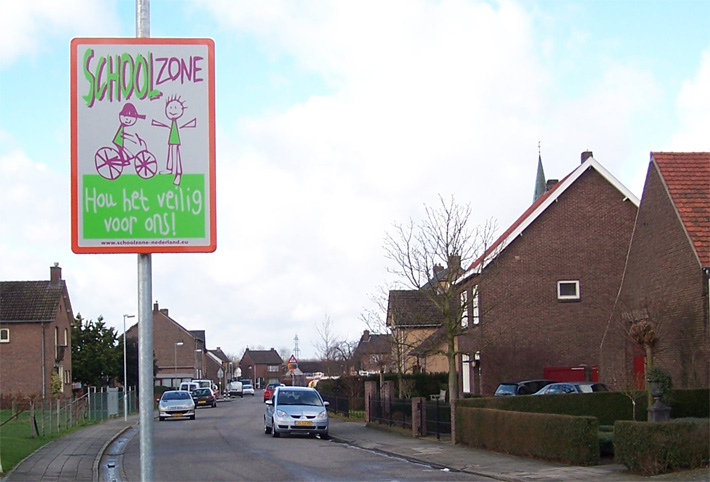 Schoolzone bord aan de Vleutstraat in Dieteren