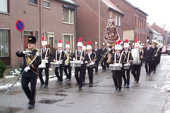 Optocht komt aan over de Kerkstraat