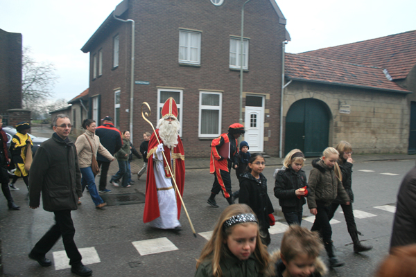 De stoet onderweg naar de zaal