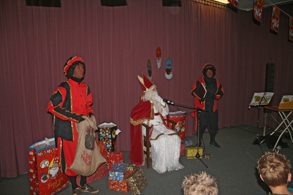 Sint met pieten in de zaal aangekomen