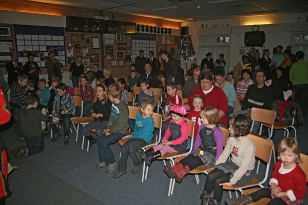 Ook de kinderen met ouders vinden een plaats in de zaal