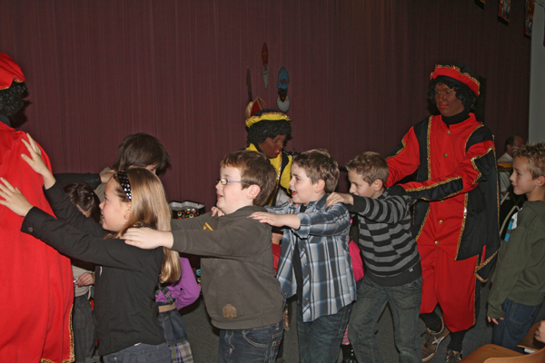 De kinderen vermaakten zich opperbest hier danst iedereen de polonaise