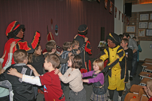 De kinderen vermaakten zich opperbest hier danst iedereen de polonaise