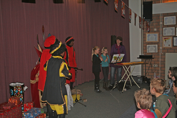 Enkele kinderen maakten muziek voor de Sint zoals hier Vera en Vera