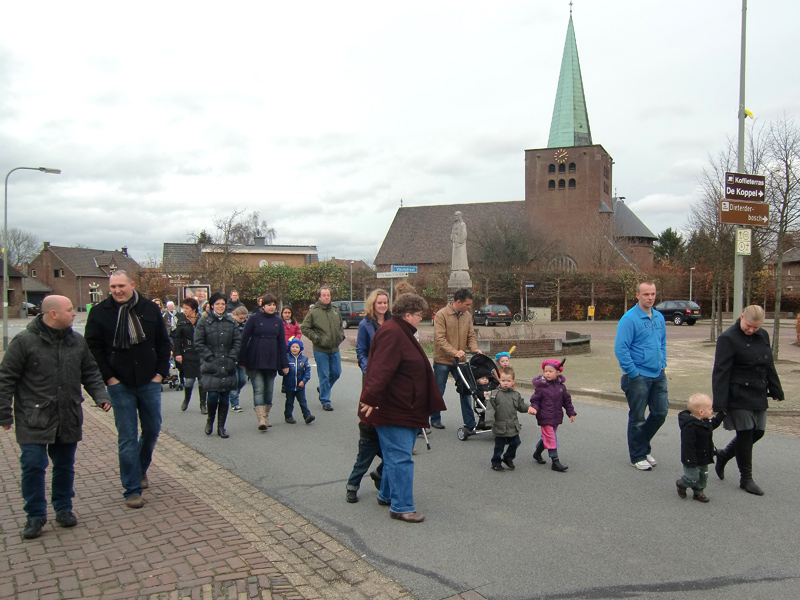 Ouders met kinderen op weg om Sint Nicolaas op te halen