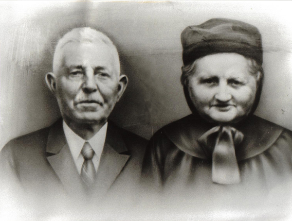 Sjang Damen en Liesbeth (Jessen) van den Doam --- met dank aan: Mevr. Willemse-Beckers