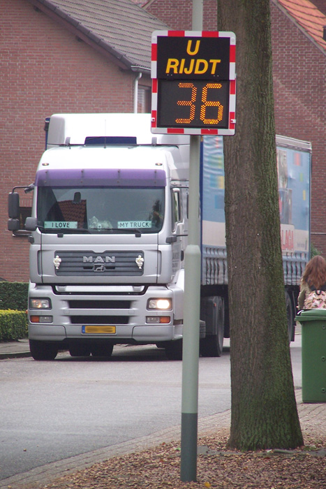 Op de Kerkstraat is een snelheidsmeter geplaatst.