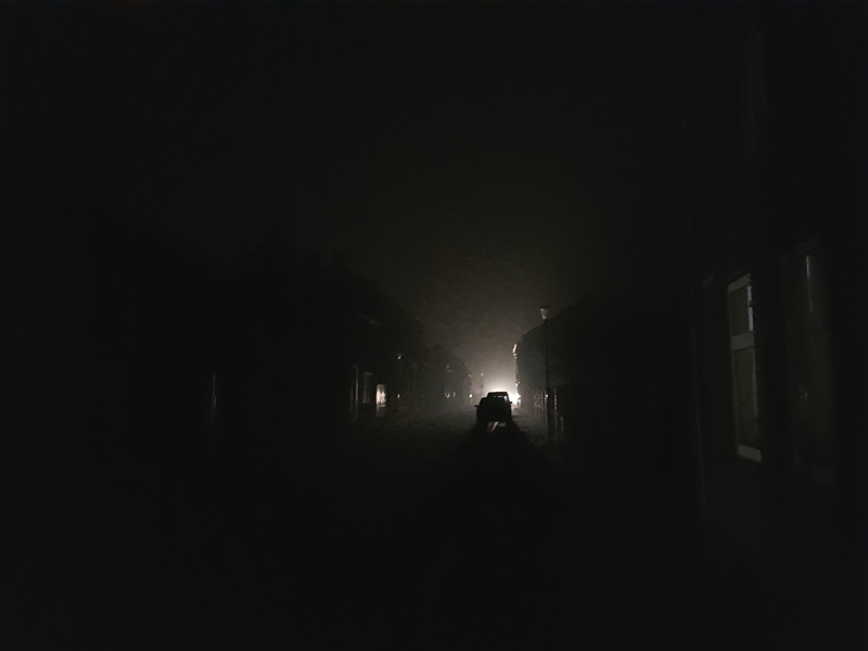 Op het moment dat een auto uiteraard met verlichting aan de straat inrijd zie je duidelijk het verschil met bovenstaande foto