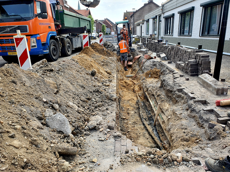 Kabel die de oorzaak was van de stroomstoring wordt blootgelegd voor reparatie in de Kerkstraat te Dieteren