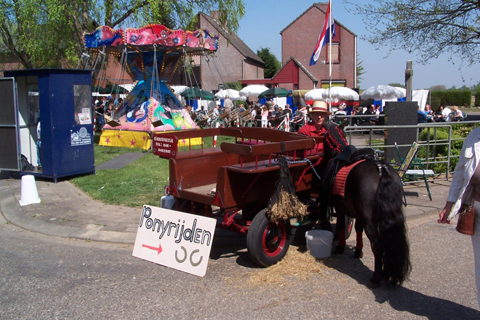 kinderen konden even op de pony of op zweefmolen.