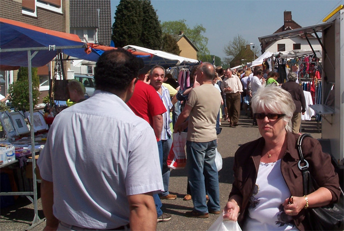 Gezellige drukte tijdens de voorjaarsmarkt 2006, hier in de Vleutstraat.