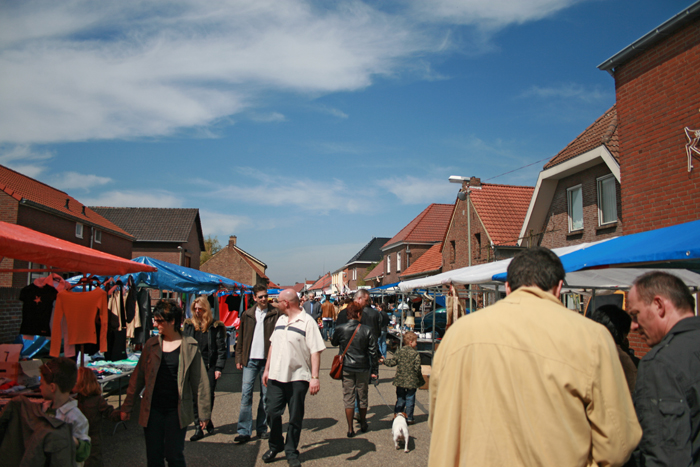Gezellige drukte tijdens de voorjaarsmarkt 2008, hier in de Zilstraat.