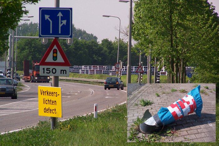 Een dag later is omgereden mast weggehaald, dit is goed te zien in ingezette foto rechtsonder. Verkeerdeelnemers moeten nu zelf goed opletten wie voorrang heeft.